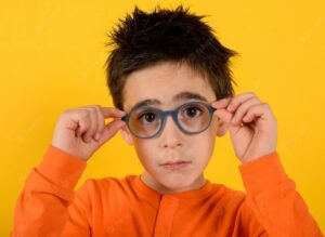 Penglihatan buram menjadi salah satu tanda Kelainan Refraksi pada anak (mata minus anak) 