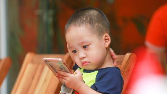 anak main gadget