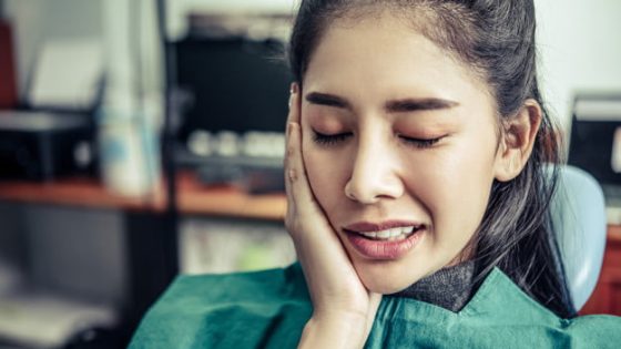that-woman-had-toothache-hand-touch-her-cheek_1150-19630